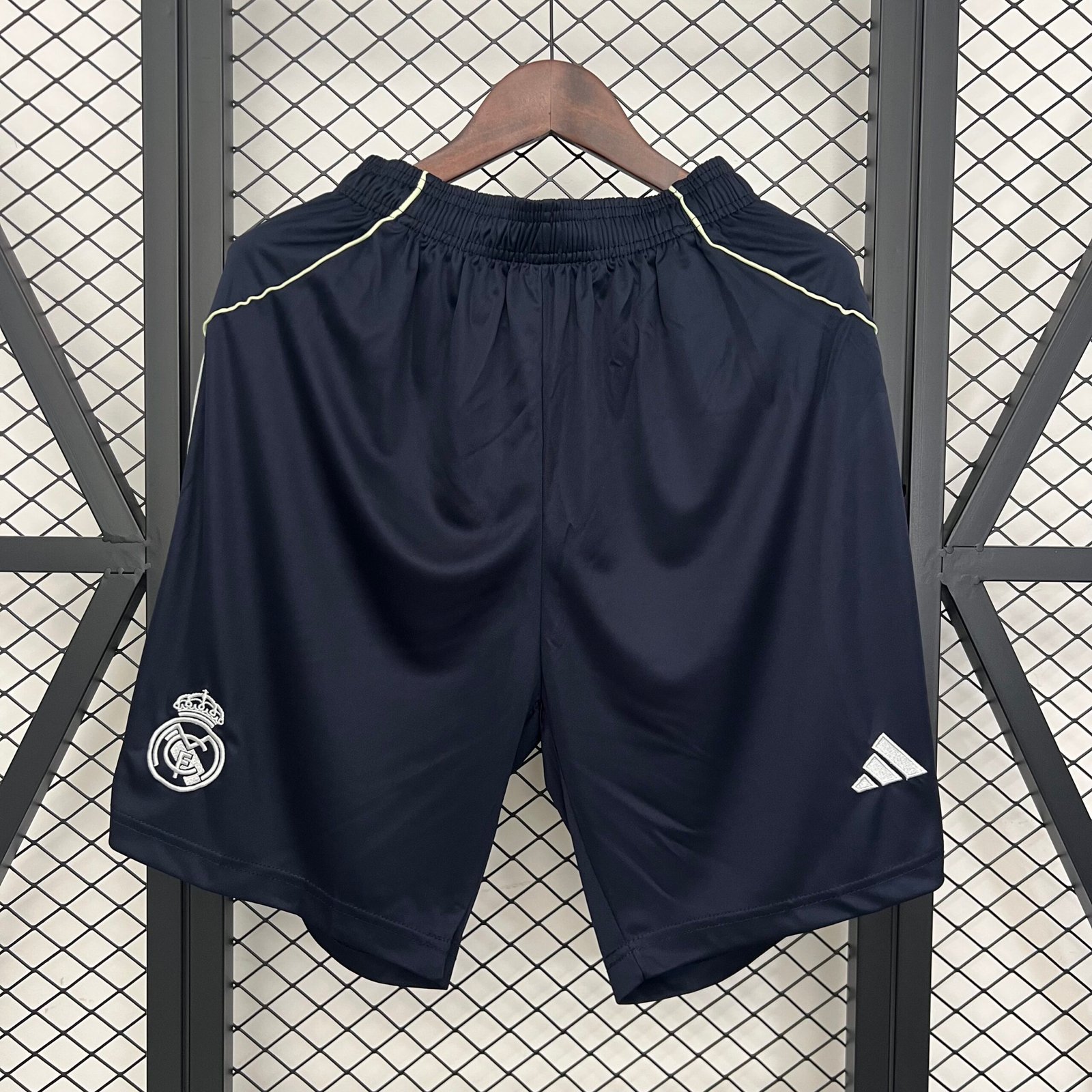 Real Madrid 2025/26 Pantalón 2ª Eq. 2 Real Madrid 2025/26 Pantalón 2ª Eq. - Imagen 2